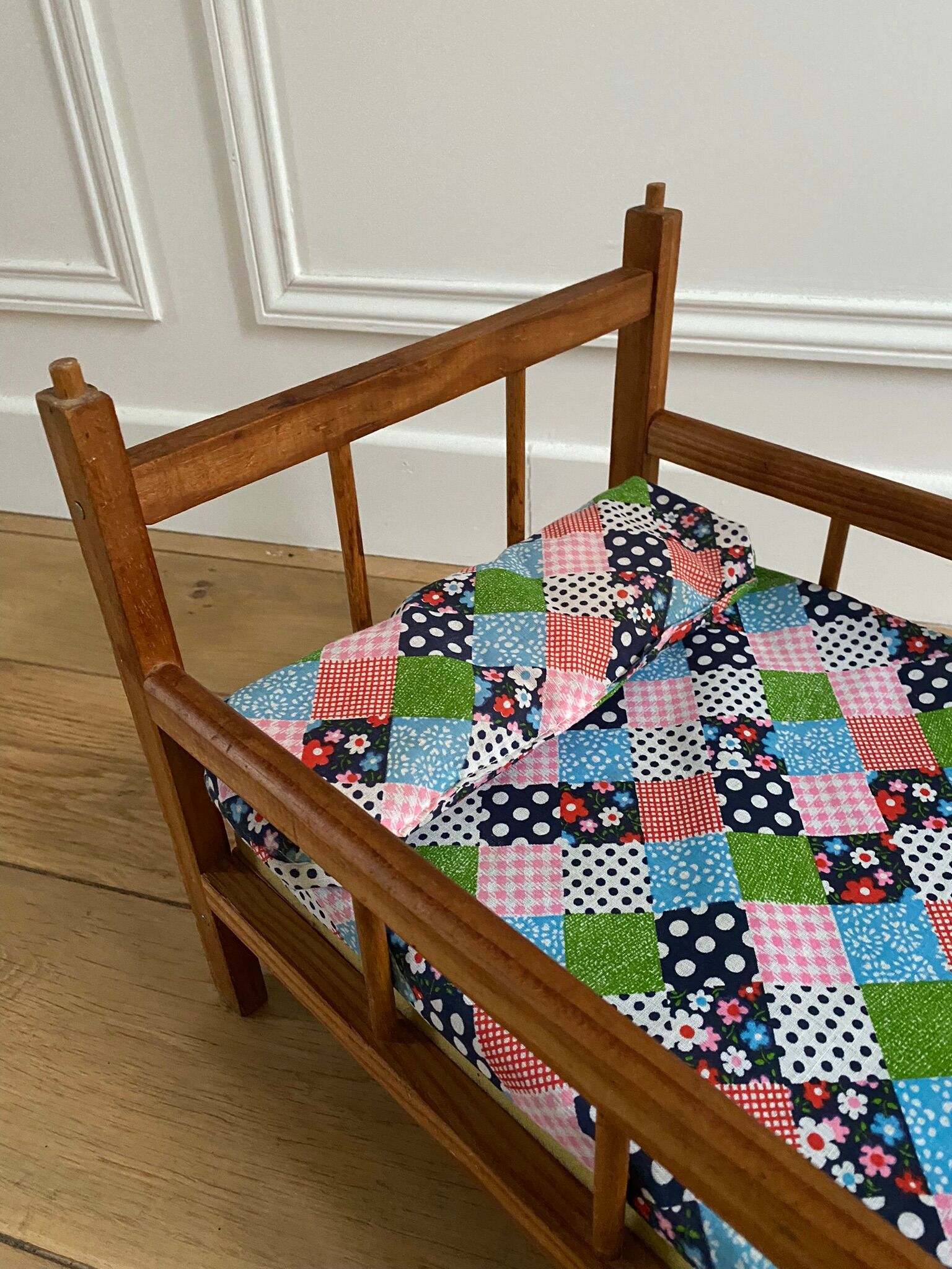 Dejou Vintage Wooden Dollbed 60s