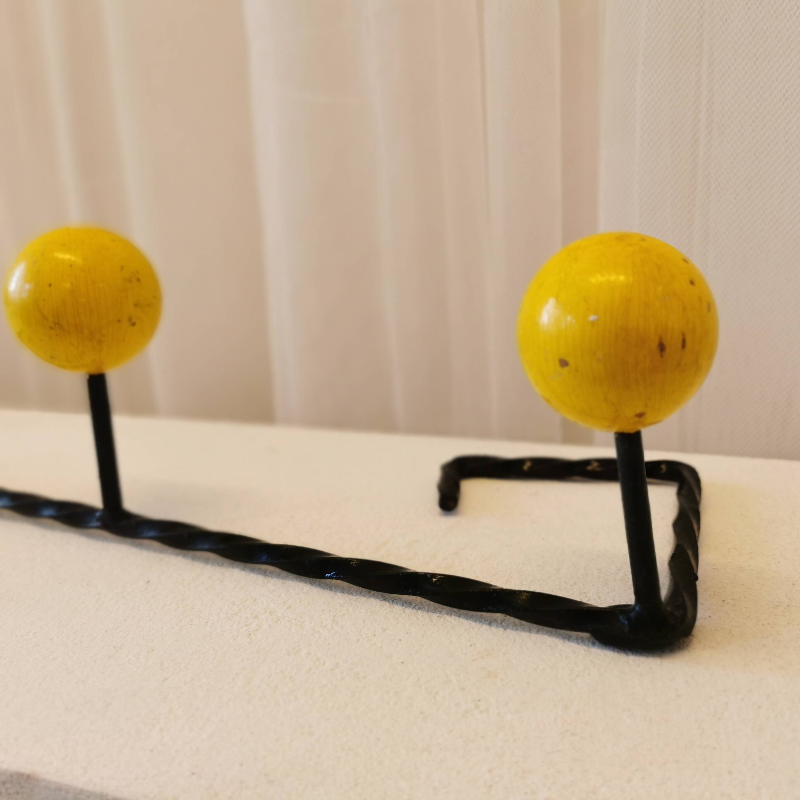 Twisted metal coat hook