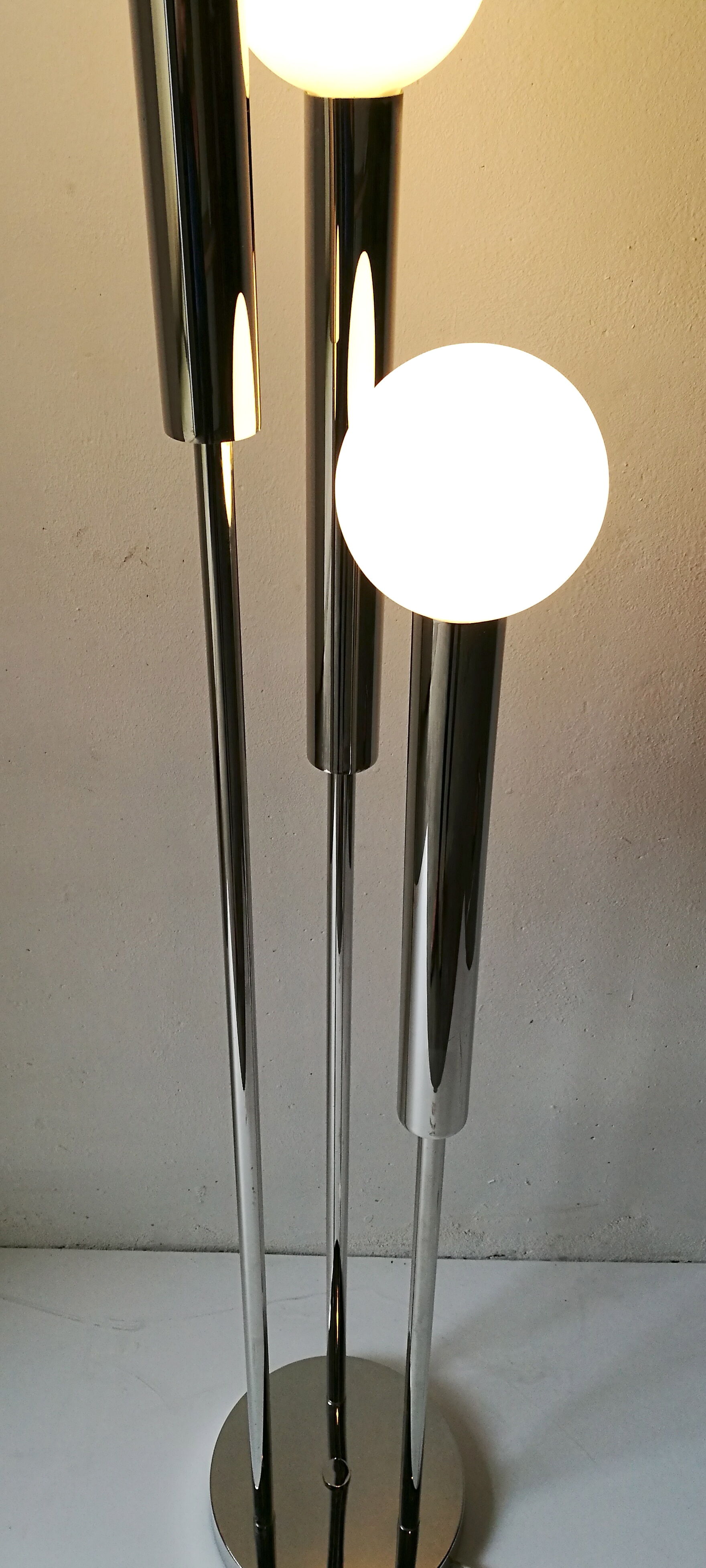 Lampadaire années 70 chromé 3 boules opalines blanche