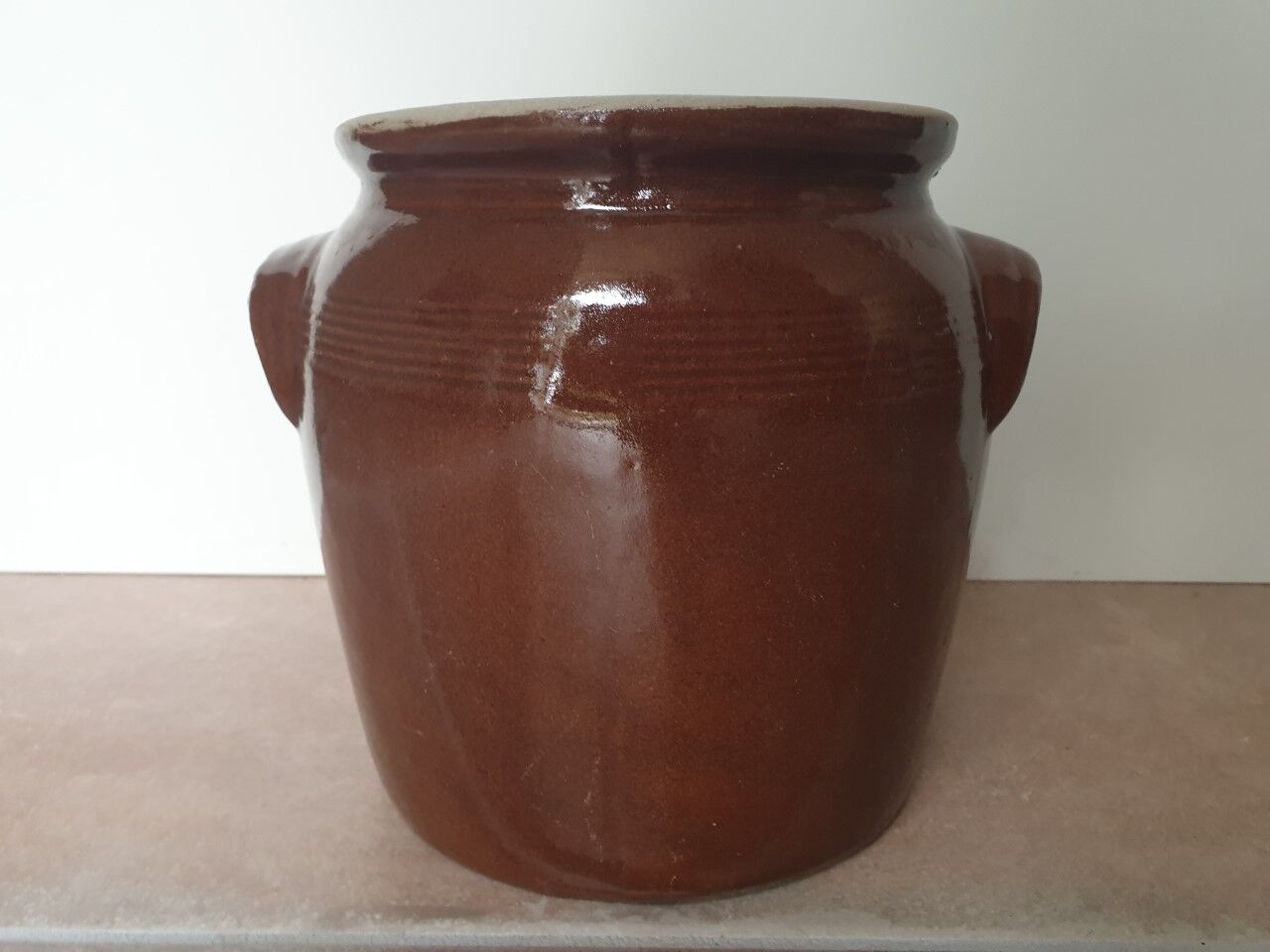 Enamelled stoneware pot