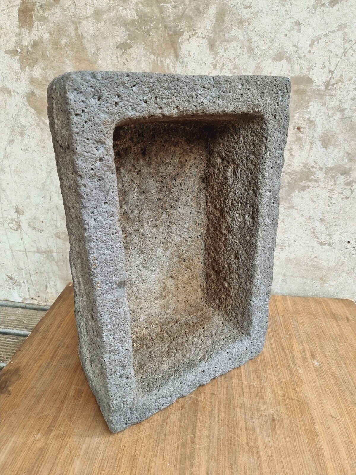 Auge en pierre lavabo antique français