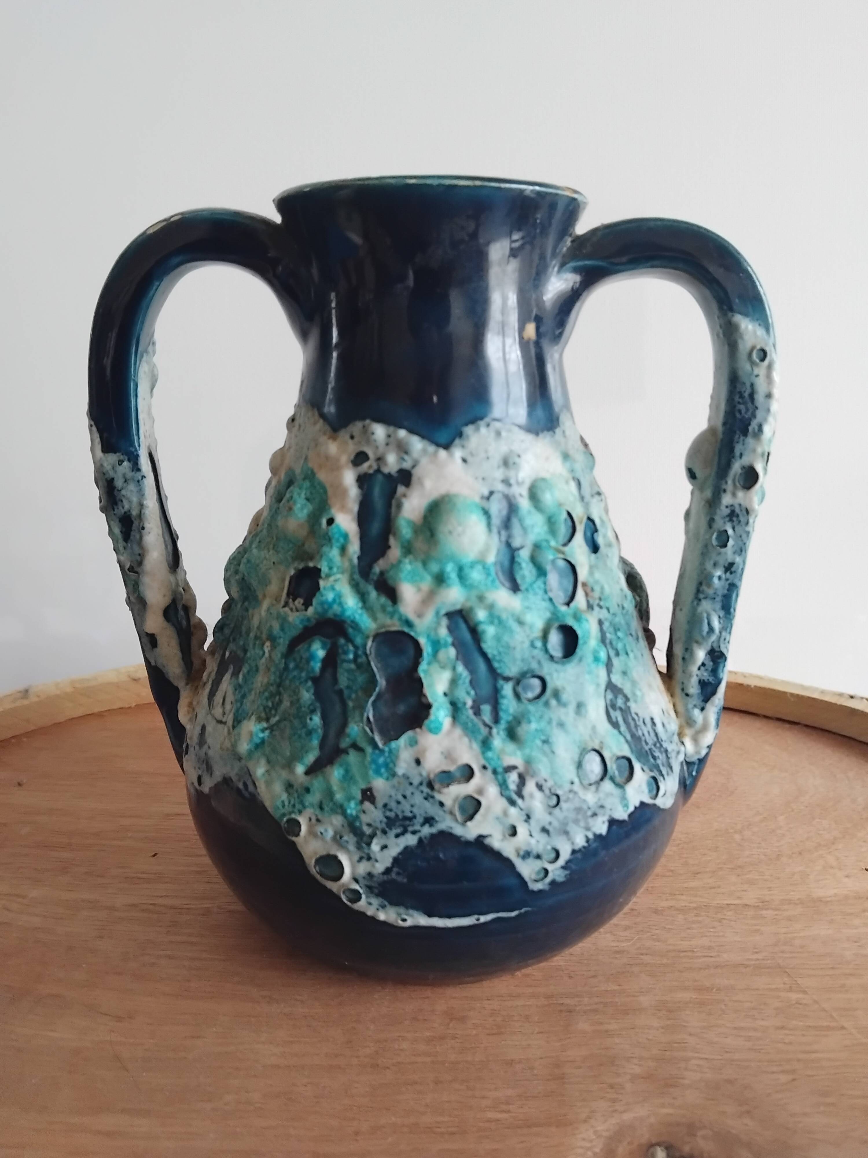 Ceramic vase with blue glazes