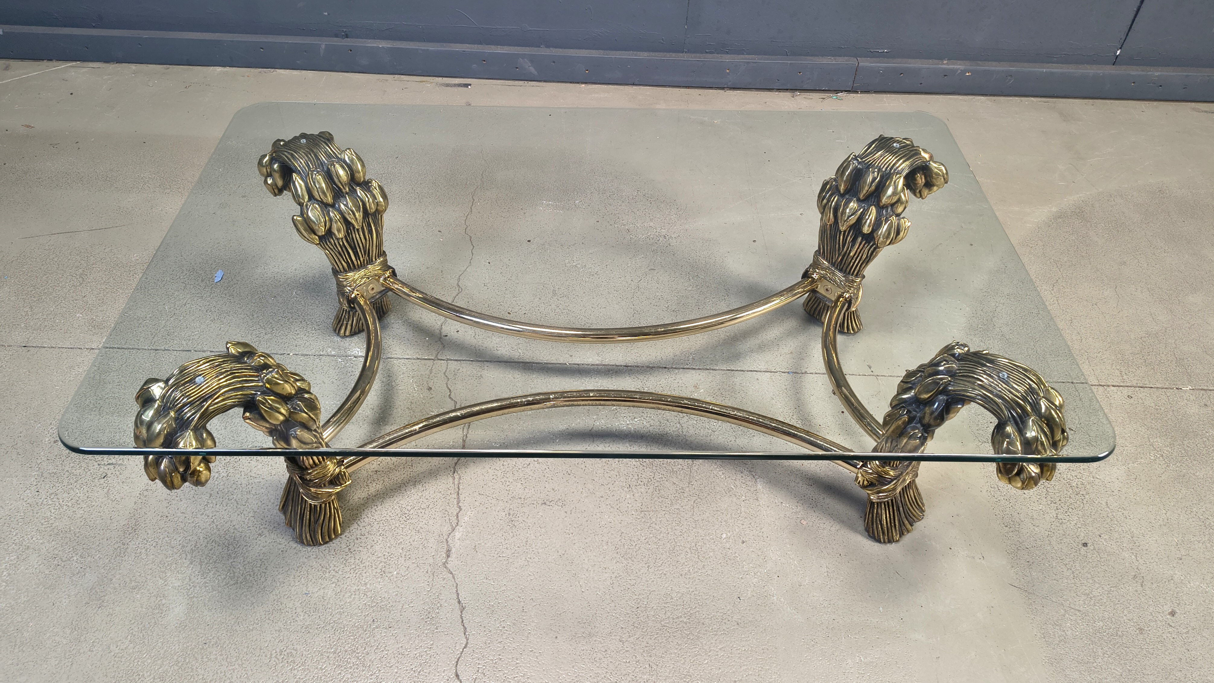 Table basse tulipe en laiton vintage, années 1970