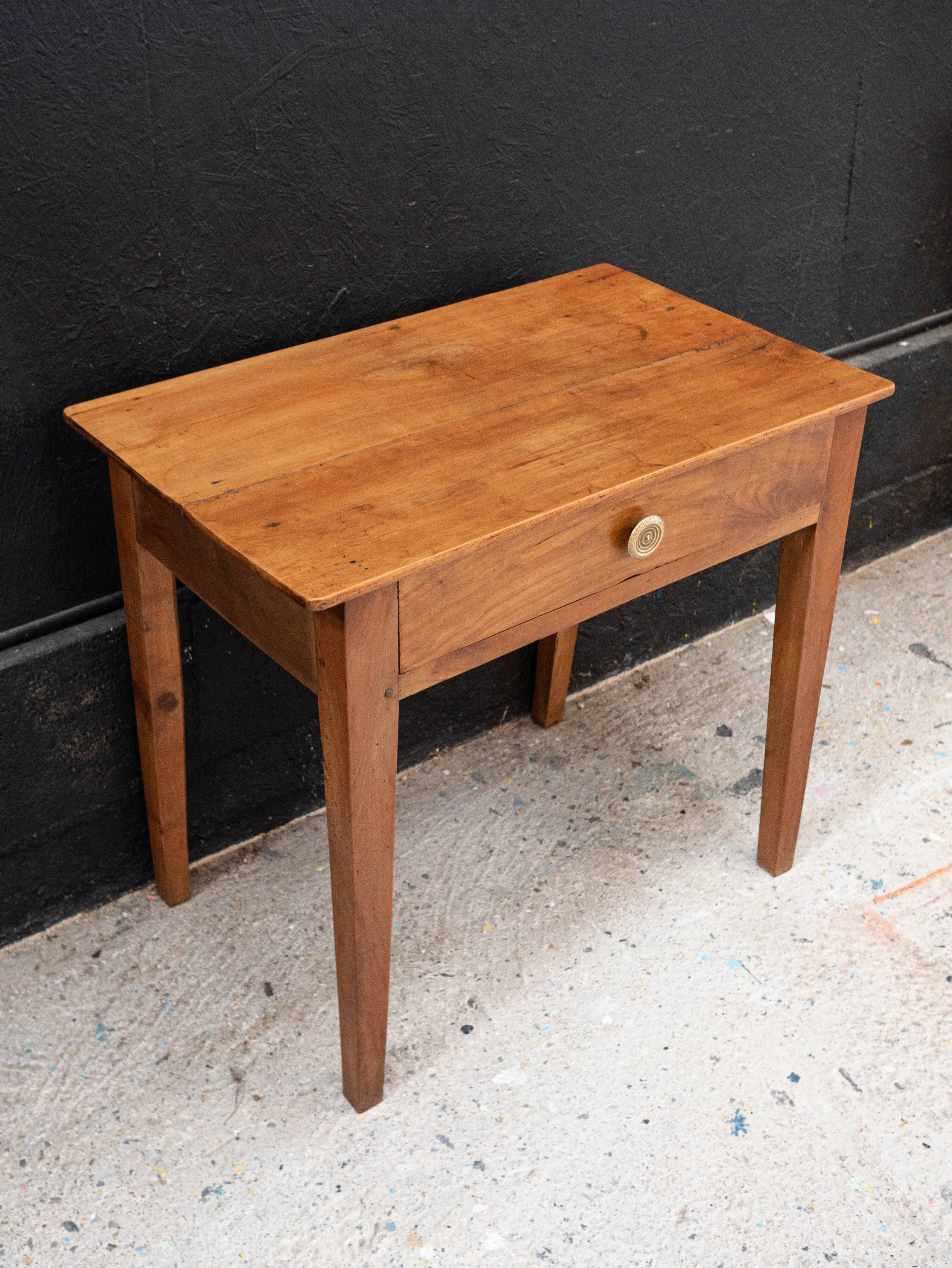 Small walnut table from the 19th century.