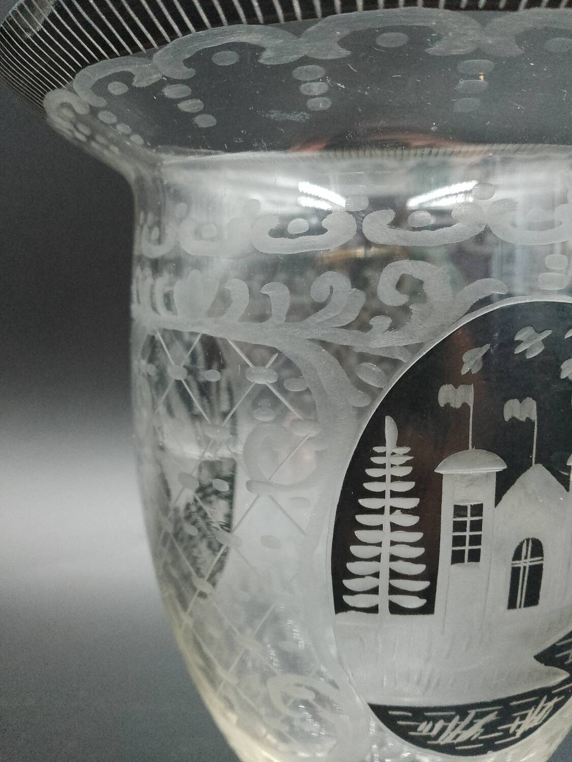 Early 20th century Bohemian vase in engraved crystal with castle and deer motifs