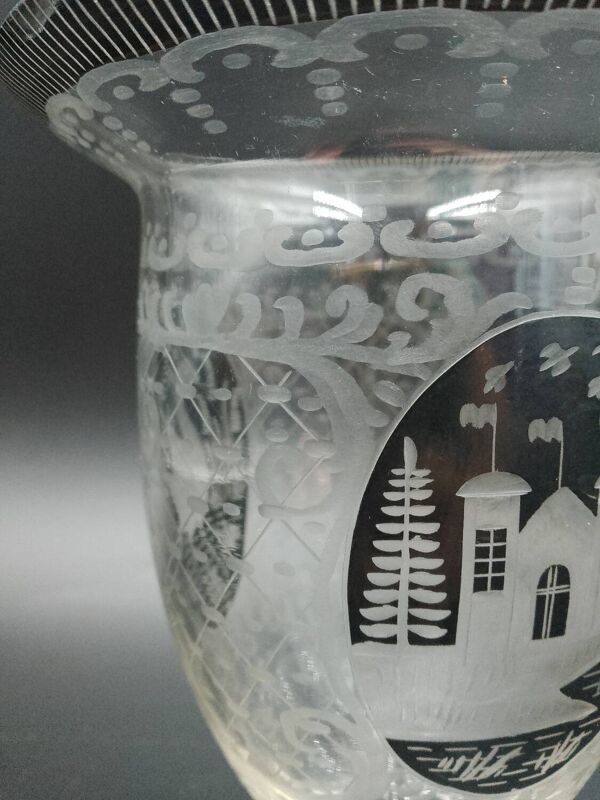 Vase de Bohême début XXème en cristal gravé avec motifs de château cerf oiseau