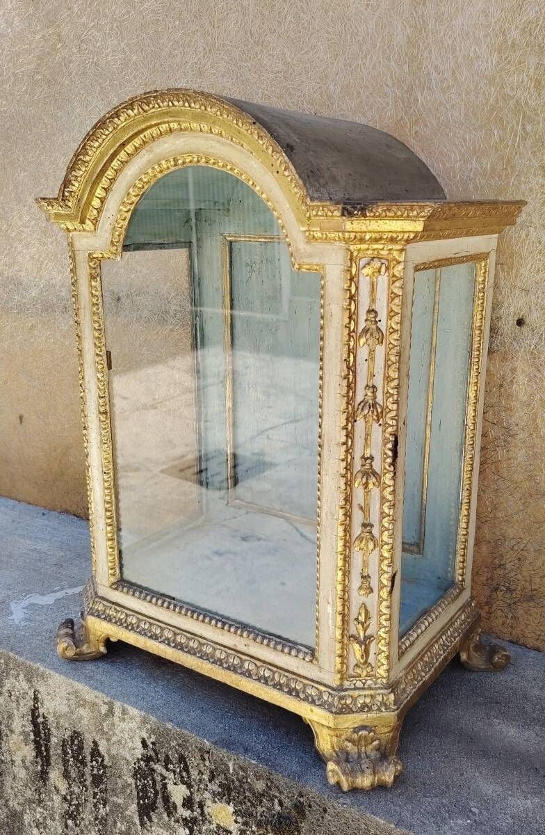 Italian display cabinet from the mid-18th century, Louis XV period, in lacquered and gilded wood.
