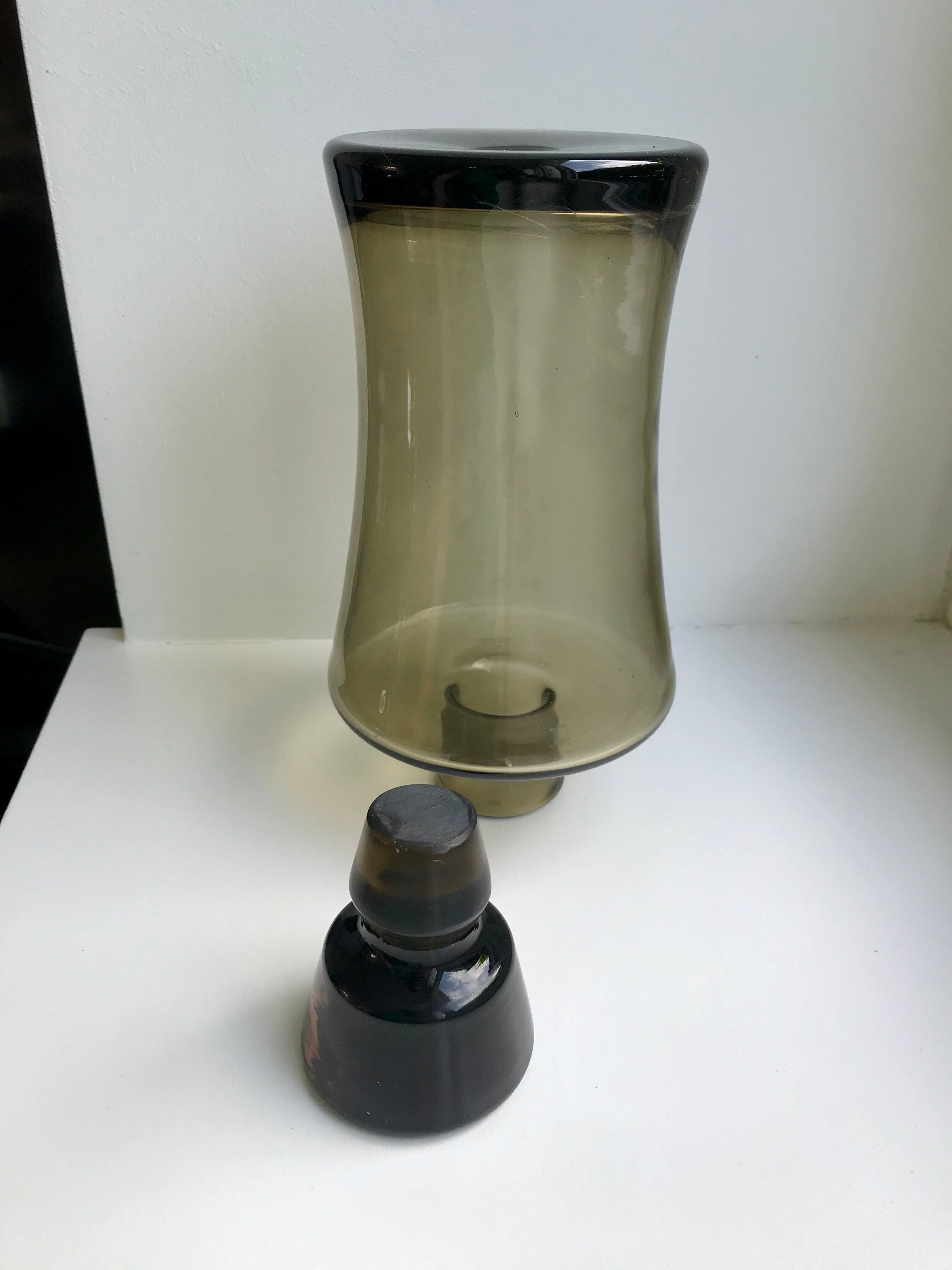 Carafe en verre fumé années 70