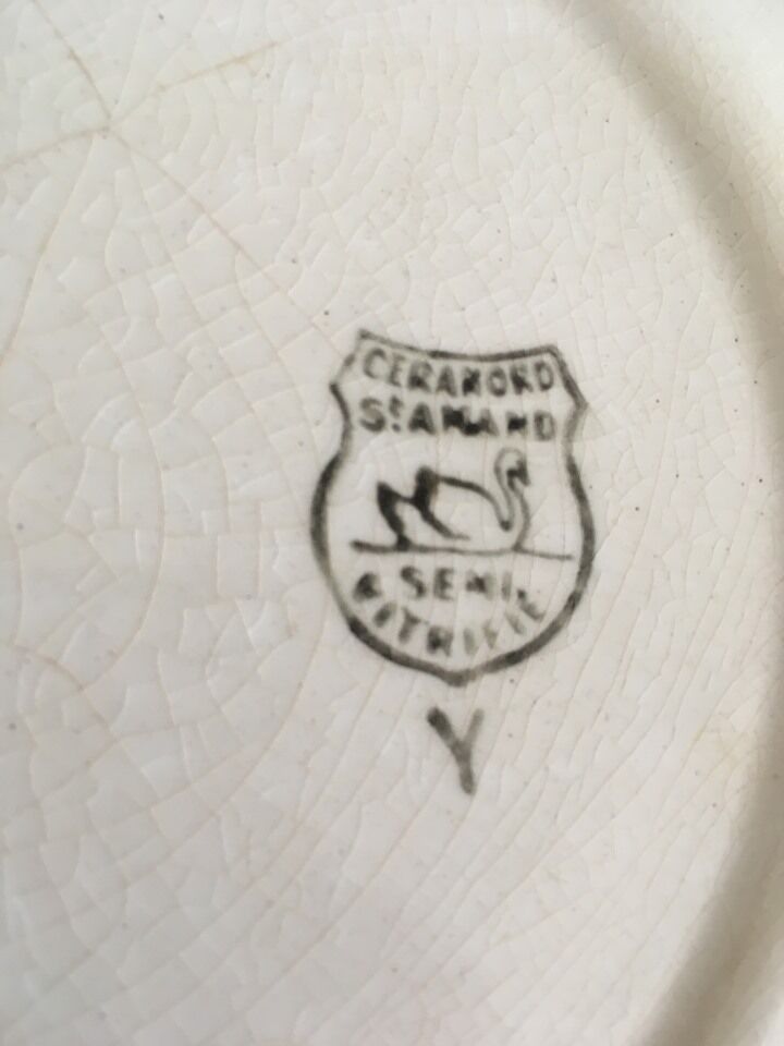 Matching flat plates in red and blue