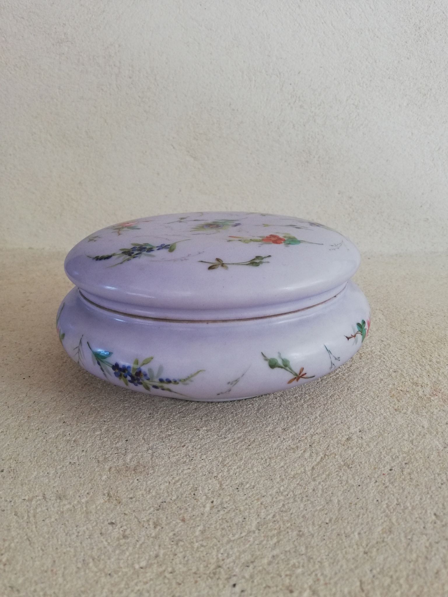 Bonbonnière ancienne en porcelaine