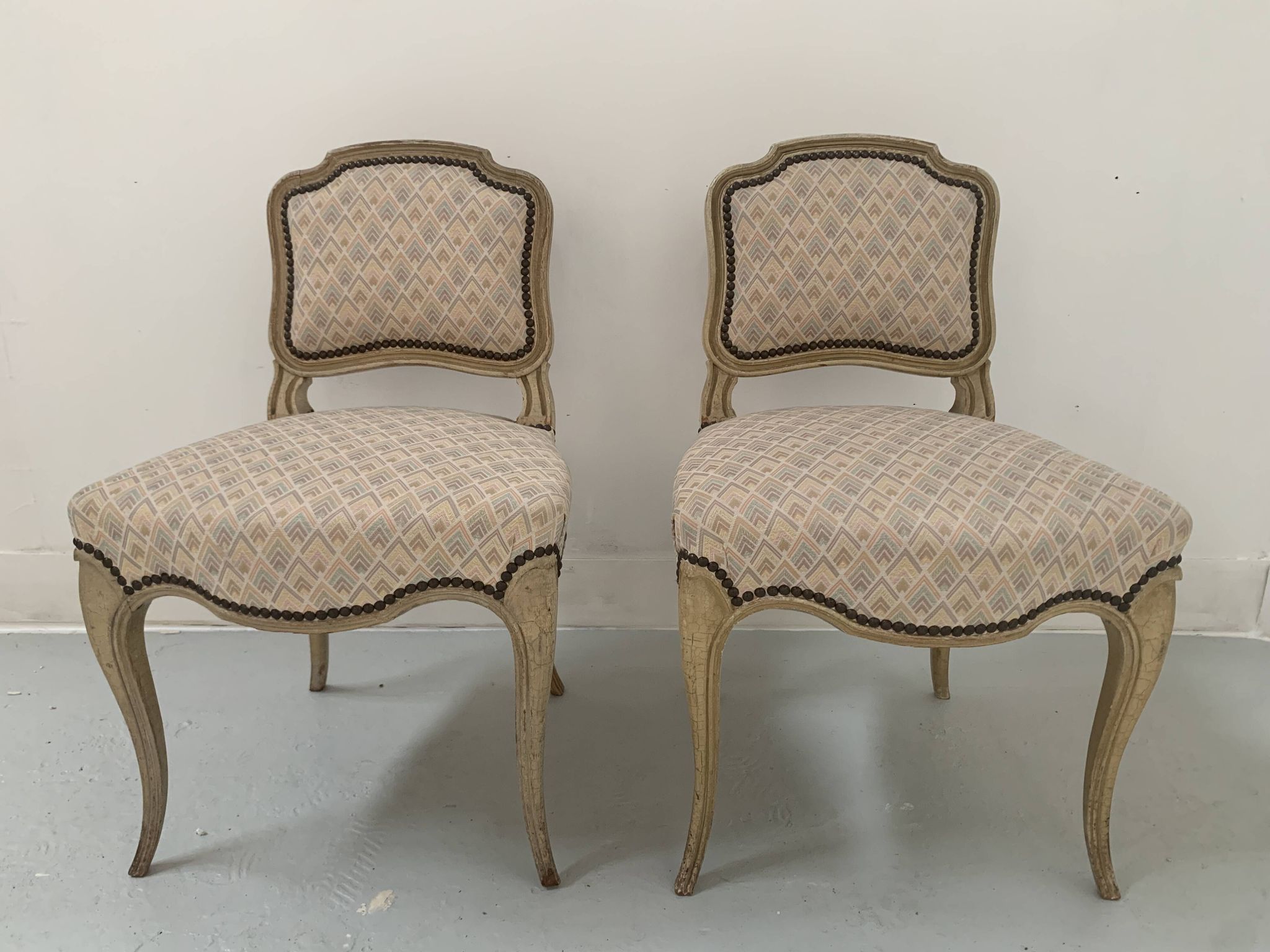 Paire de chauffeuses de style Louis XV, XXème siècle