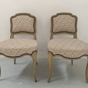 Paire de chauffeuses de style Louis XV, XXème siècle