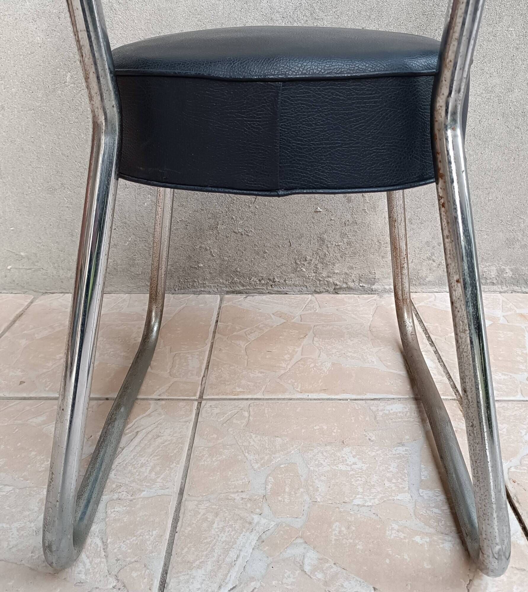Vintage office chair in chrome metal and faux leather.