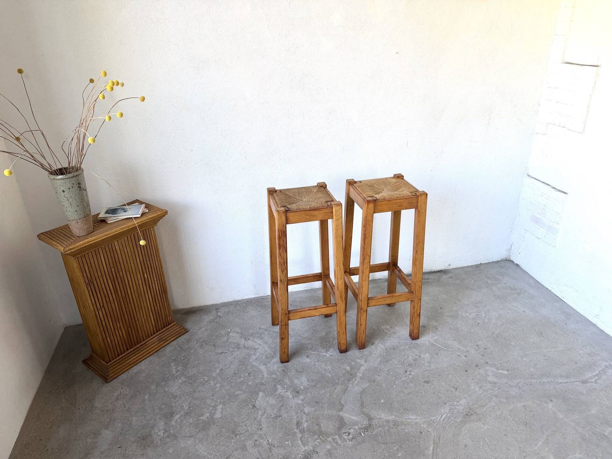 Pair of high stools in solid wood and woven straw Brutalist Style