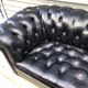Canapé noir Chesterfield