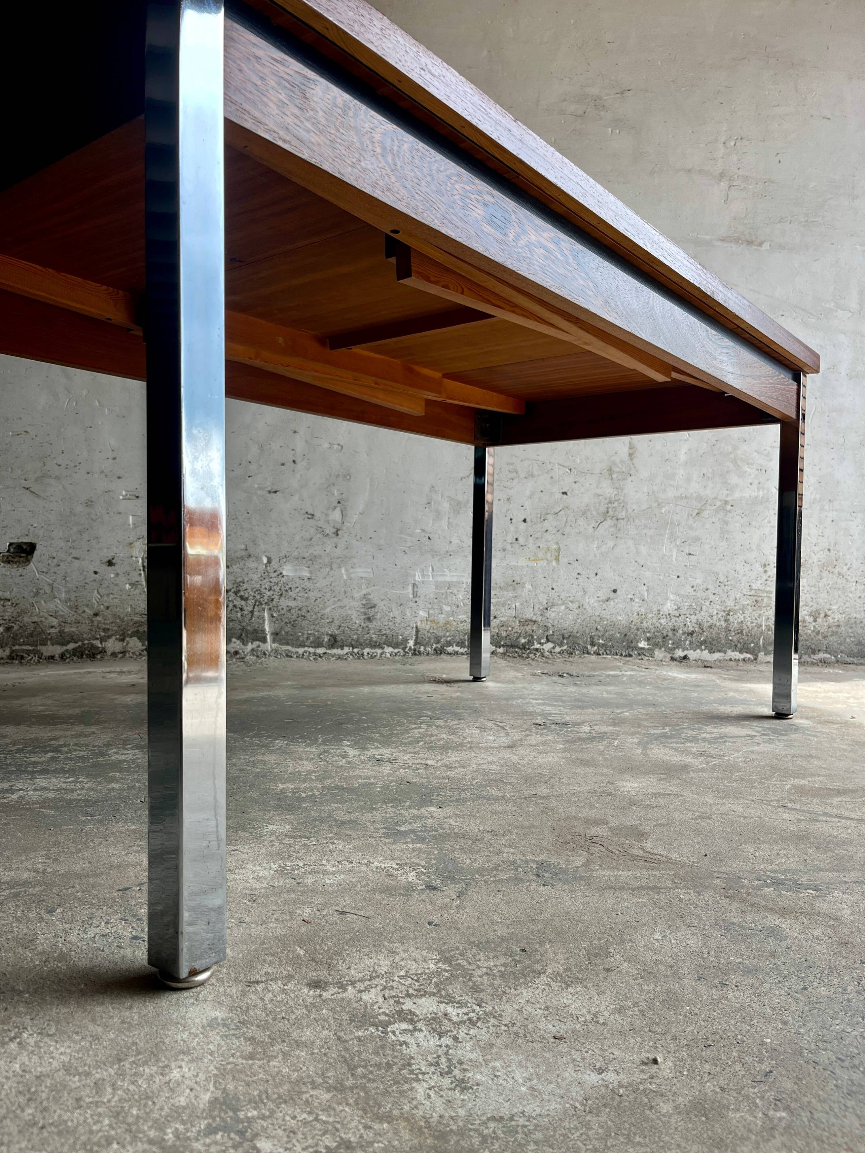 Table à manger belge mid-century avec pieds chromés