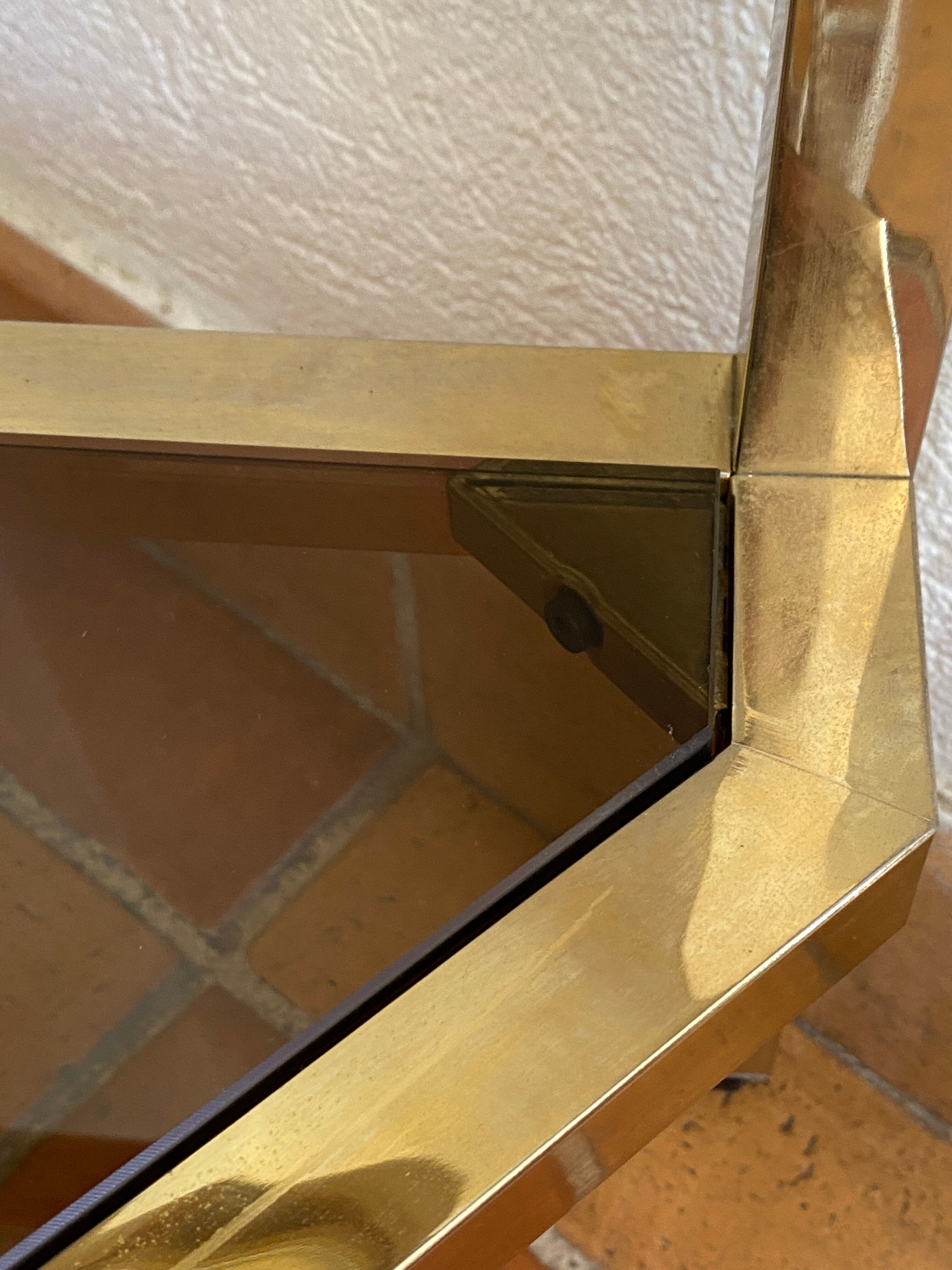Console d’angle en laiton et verre fumés