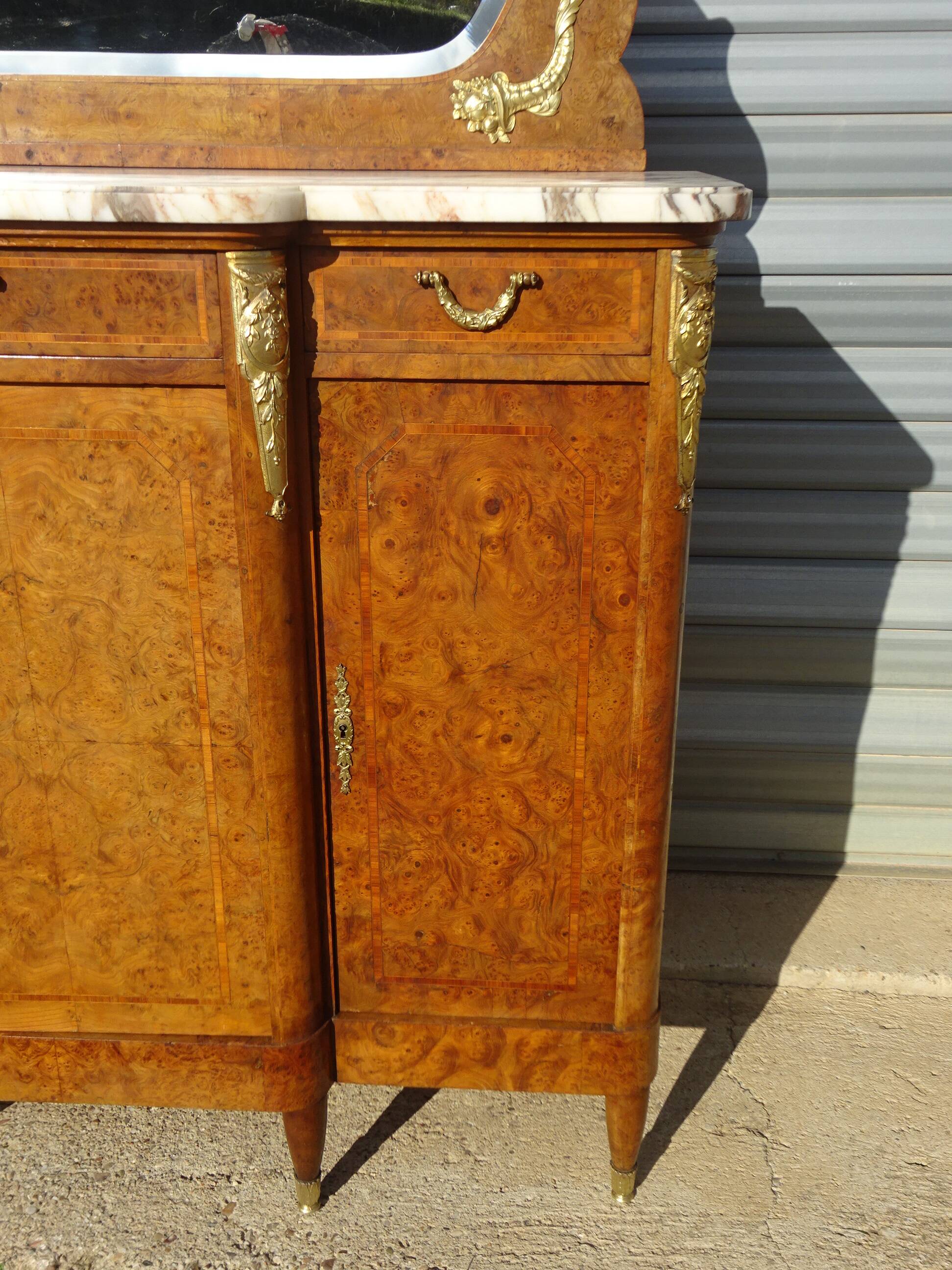 Très ancien buffet Louis XVI avec marbre, miroir et bronze