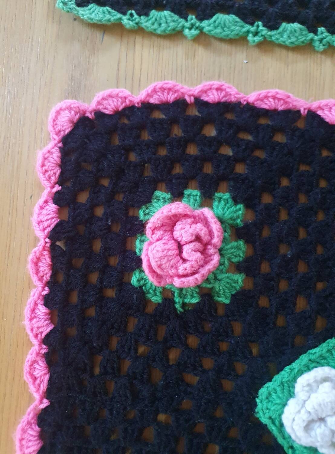 Set of 2 placemats in relief flowers crocheted vintage 70's hands