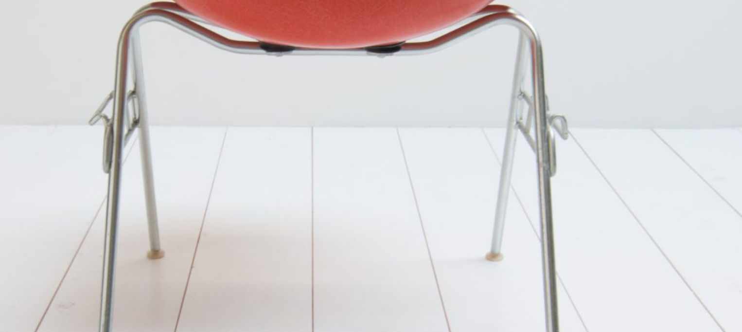 Chaise Eames produite par Herman Miller rouge