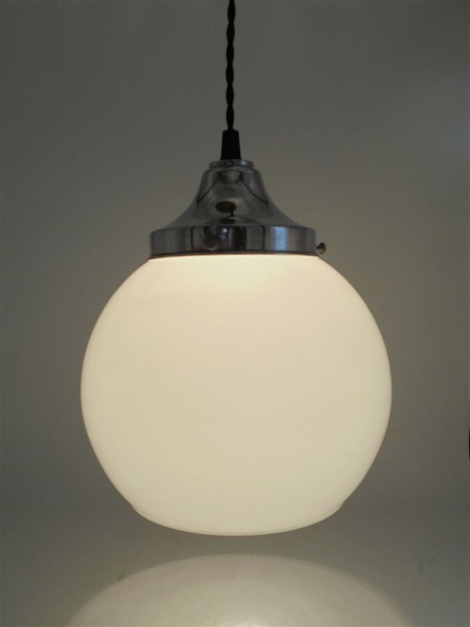 Opaline globe suspension