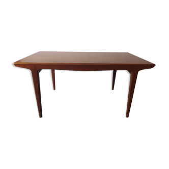 Extendable table in solid teak