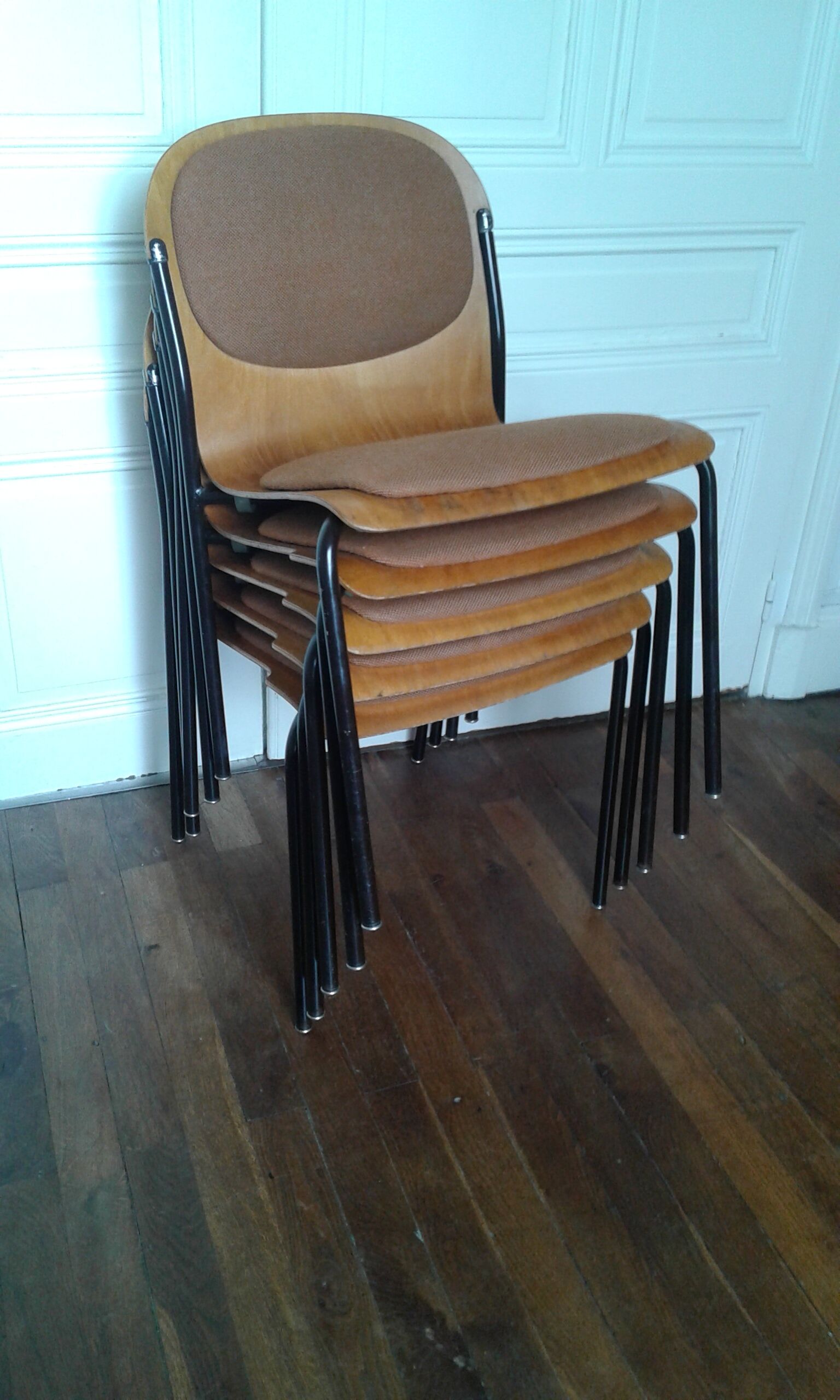 Lot of 5 vintage stackable chairs