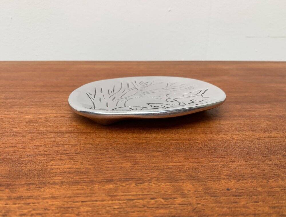 Vintage Canadian metal bowl with beaver decoration by Hoselton.