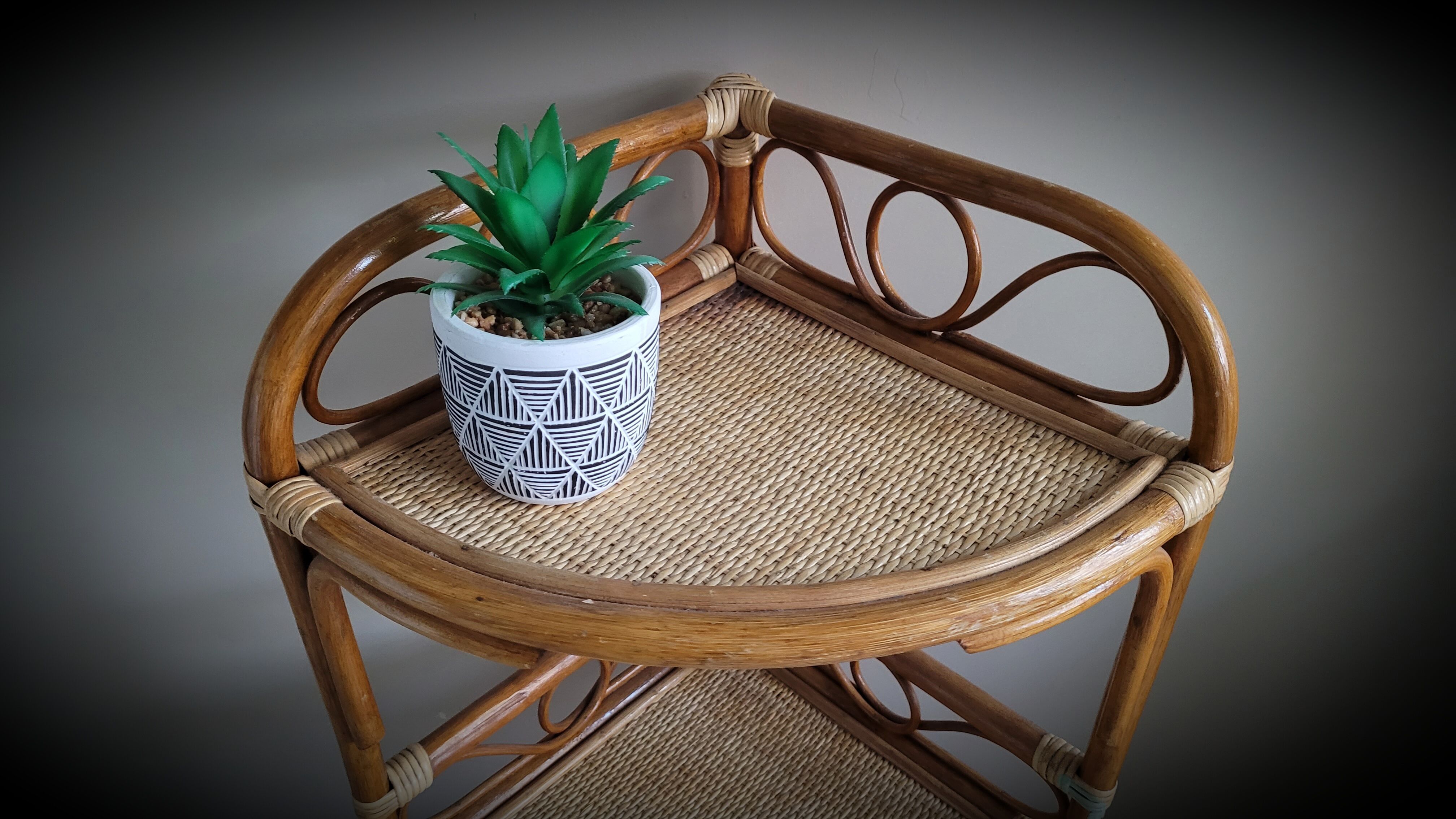 Rattan table neck