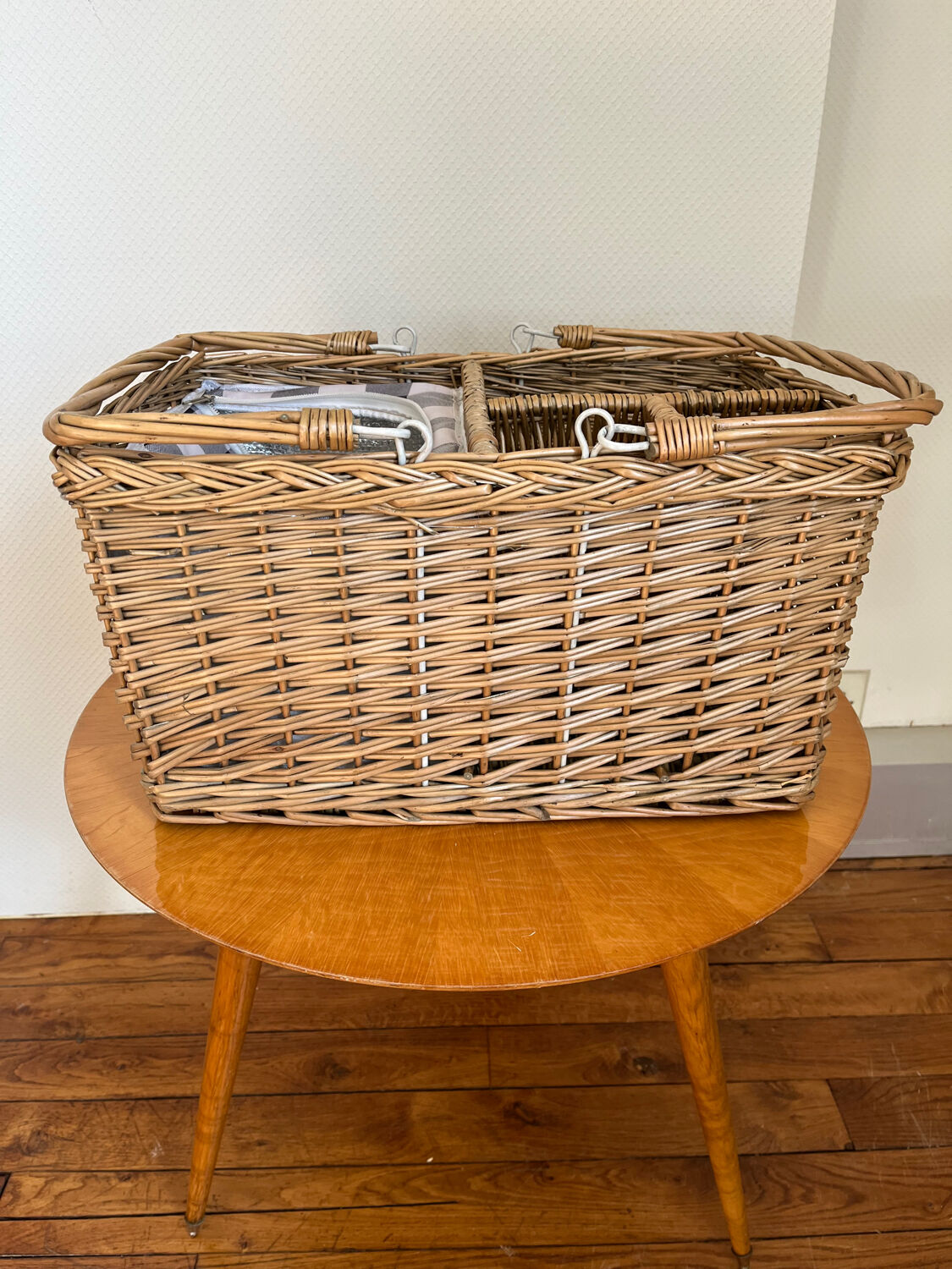 Picnic basket bottle locker