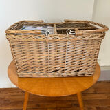 Picnic basket bottle locker