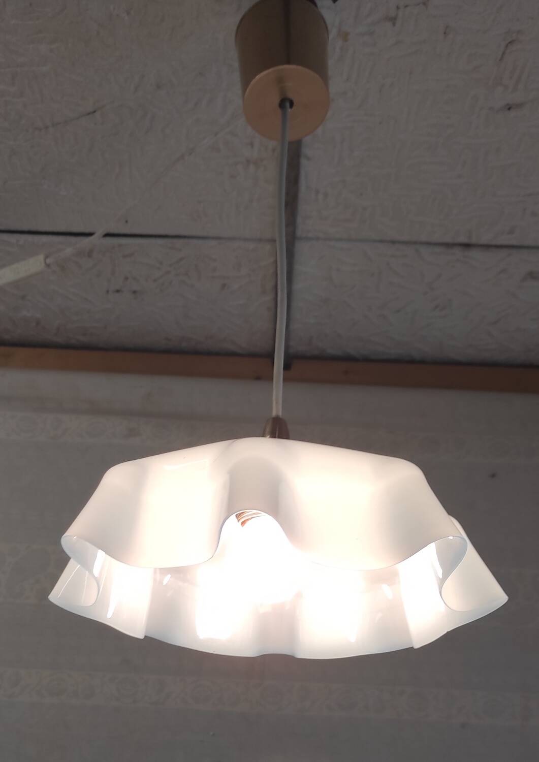 Suspension en verre opalin bleu ciel - mid.XXeme