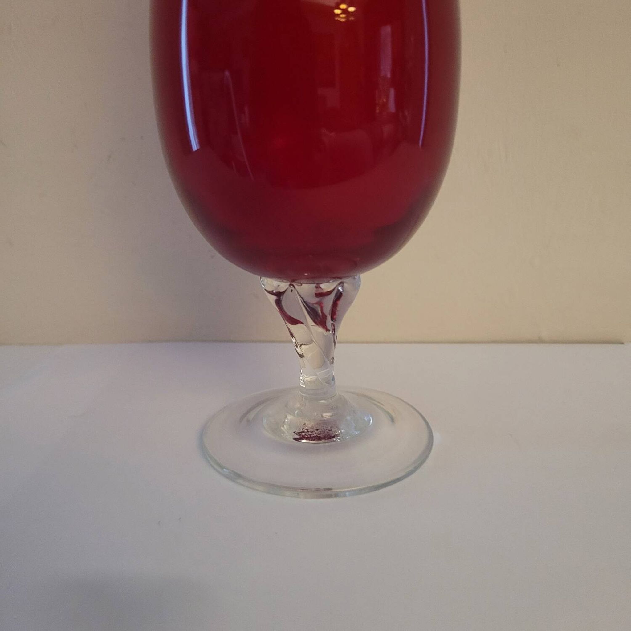 Vase soliflore en verre rouge rubis sur pied - Verrerie d'art années 1