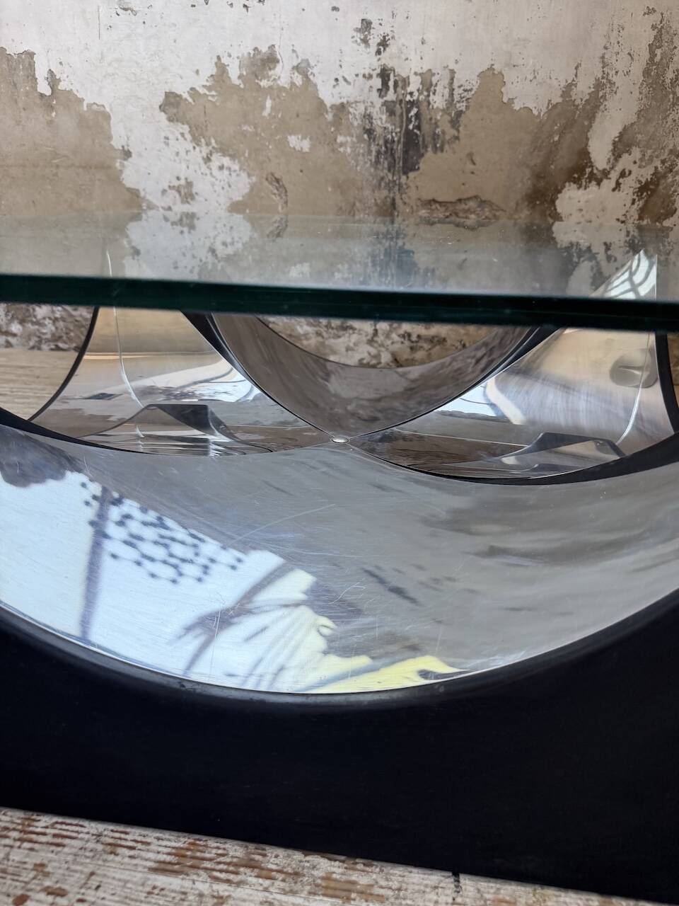 Table basse socle moulé et chrome, années 70