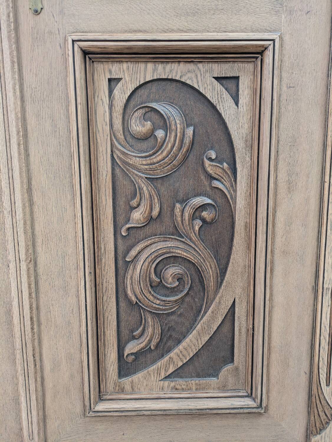 Armoire sculptée