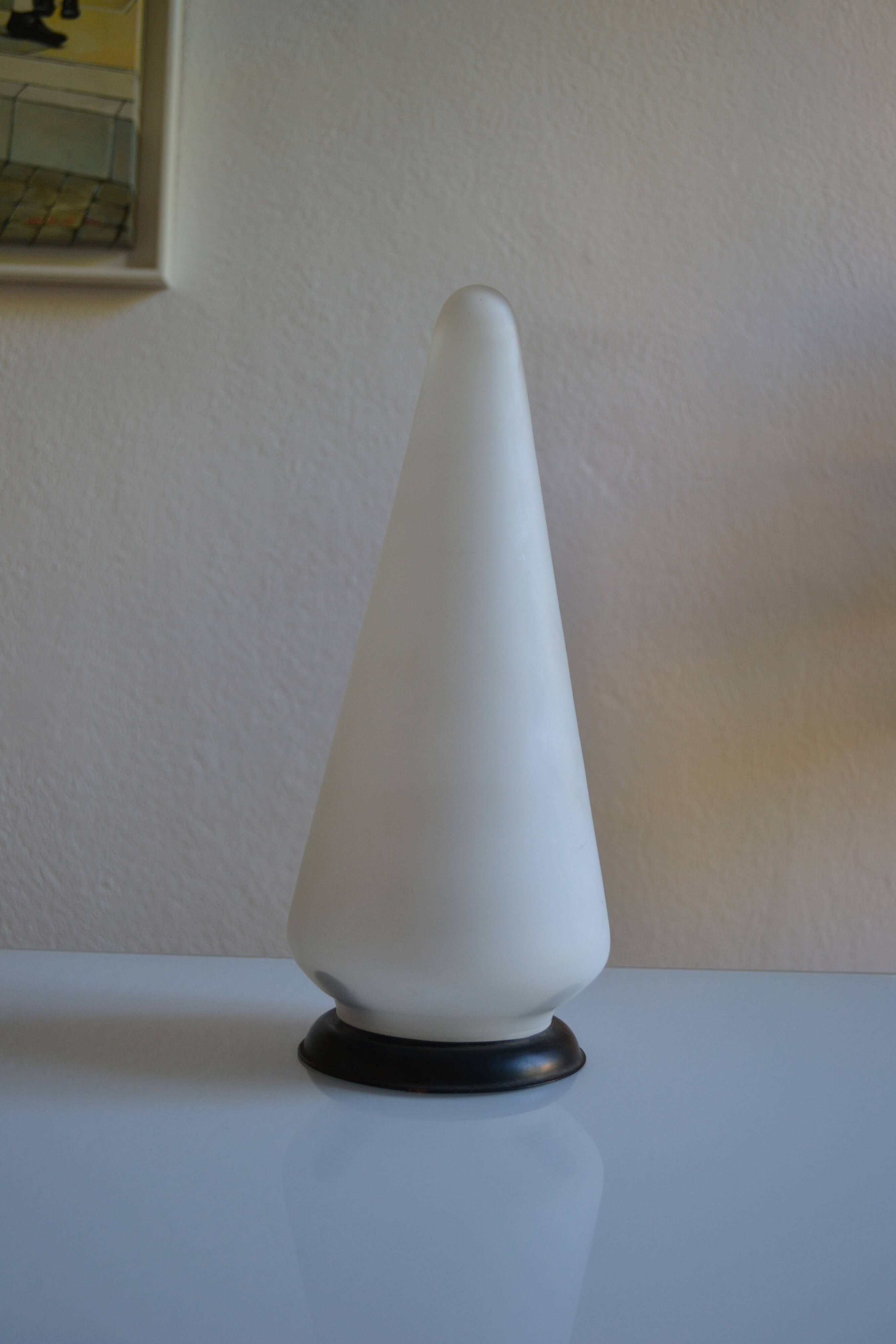 Lampe de table vers 1950 60 en verre opalin blanc