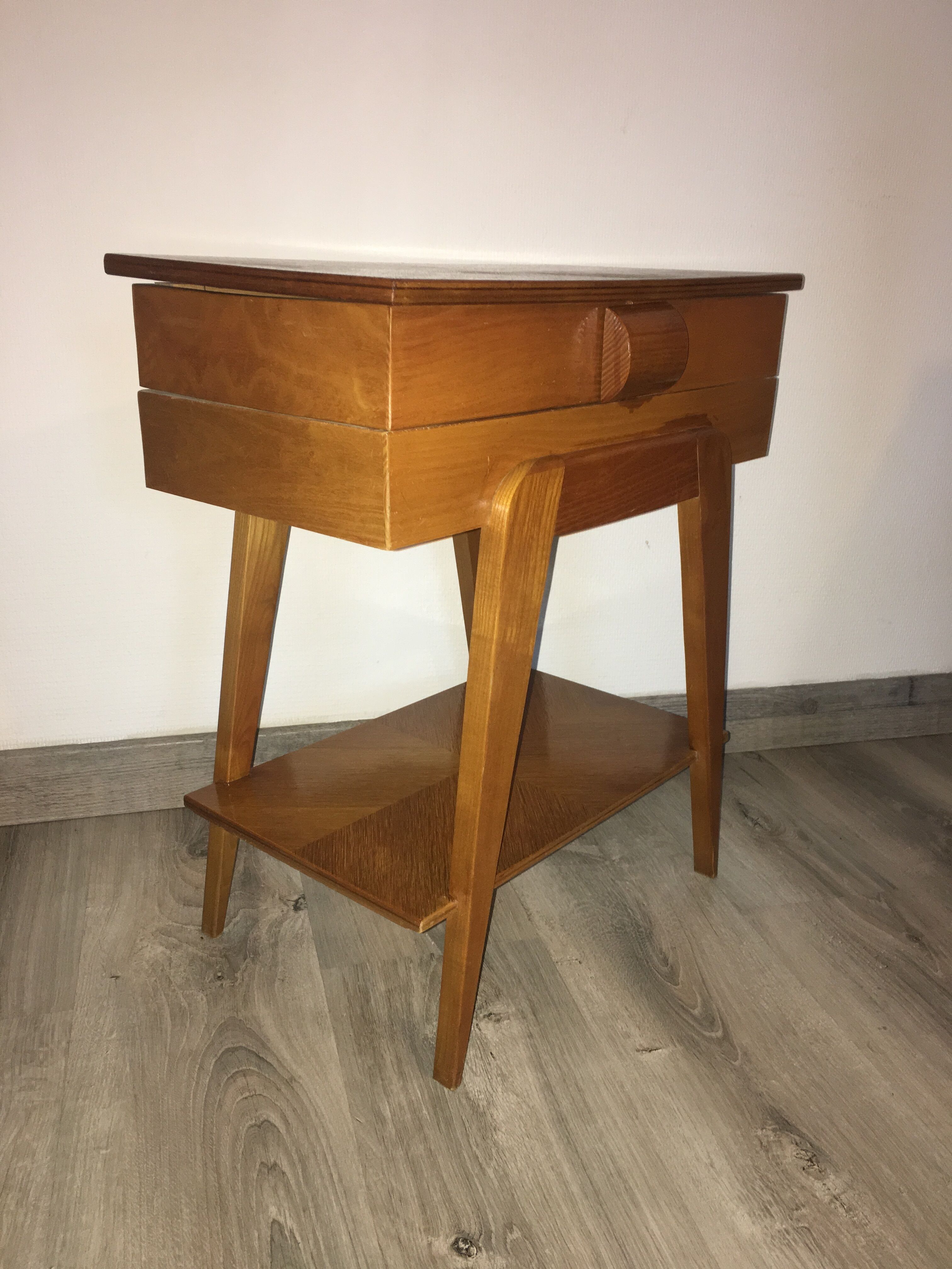 Chevet vintage scandinave travailleuse pieds compas