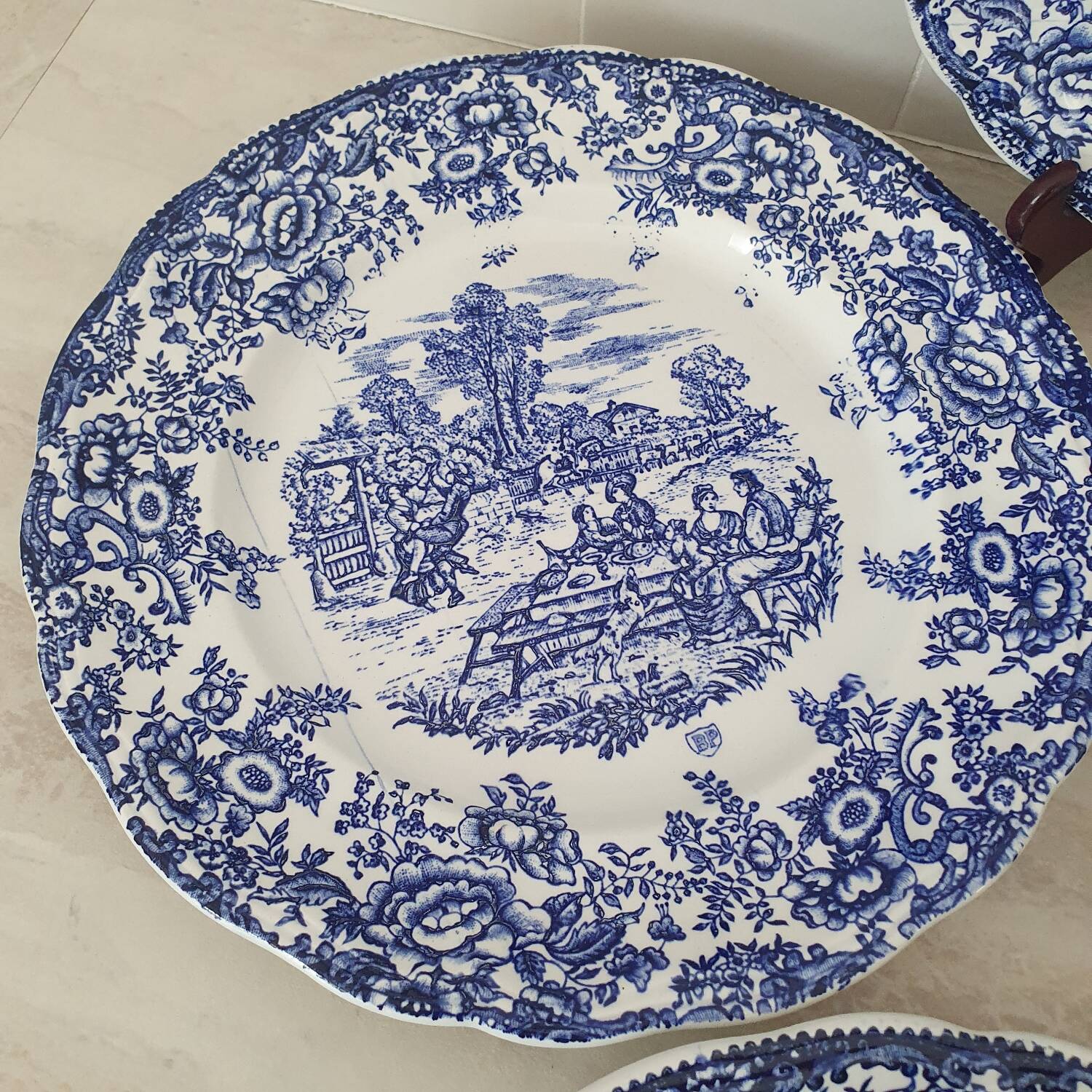 4 earthenware plates with floral and pastoral scene motif