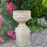 Washbasin on pedestal