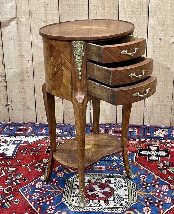 Table d'appoint à 3 tiroirs en bois de rose et chêne, travail des années 70 de style Louis XV