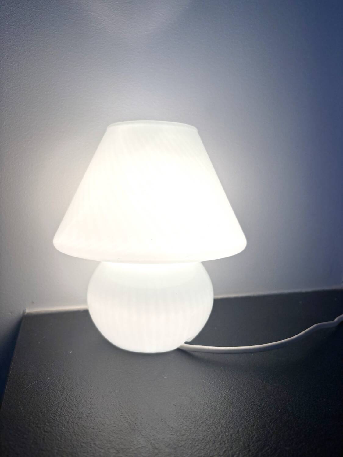 Small mushroom lamp in white opaline