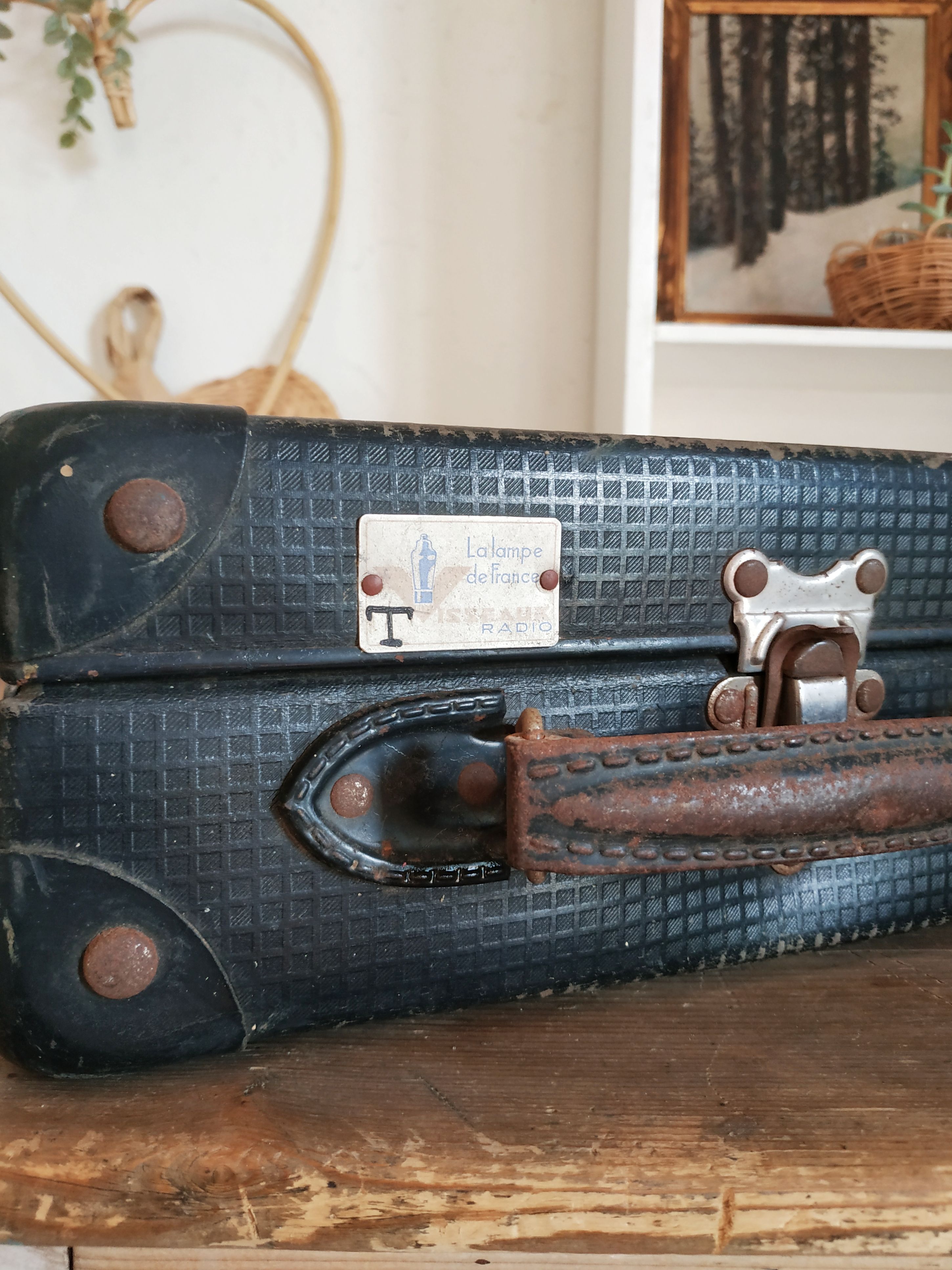 Old blue suitcase the lamp of France radio