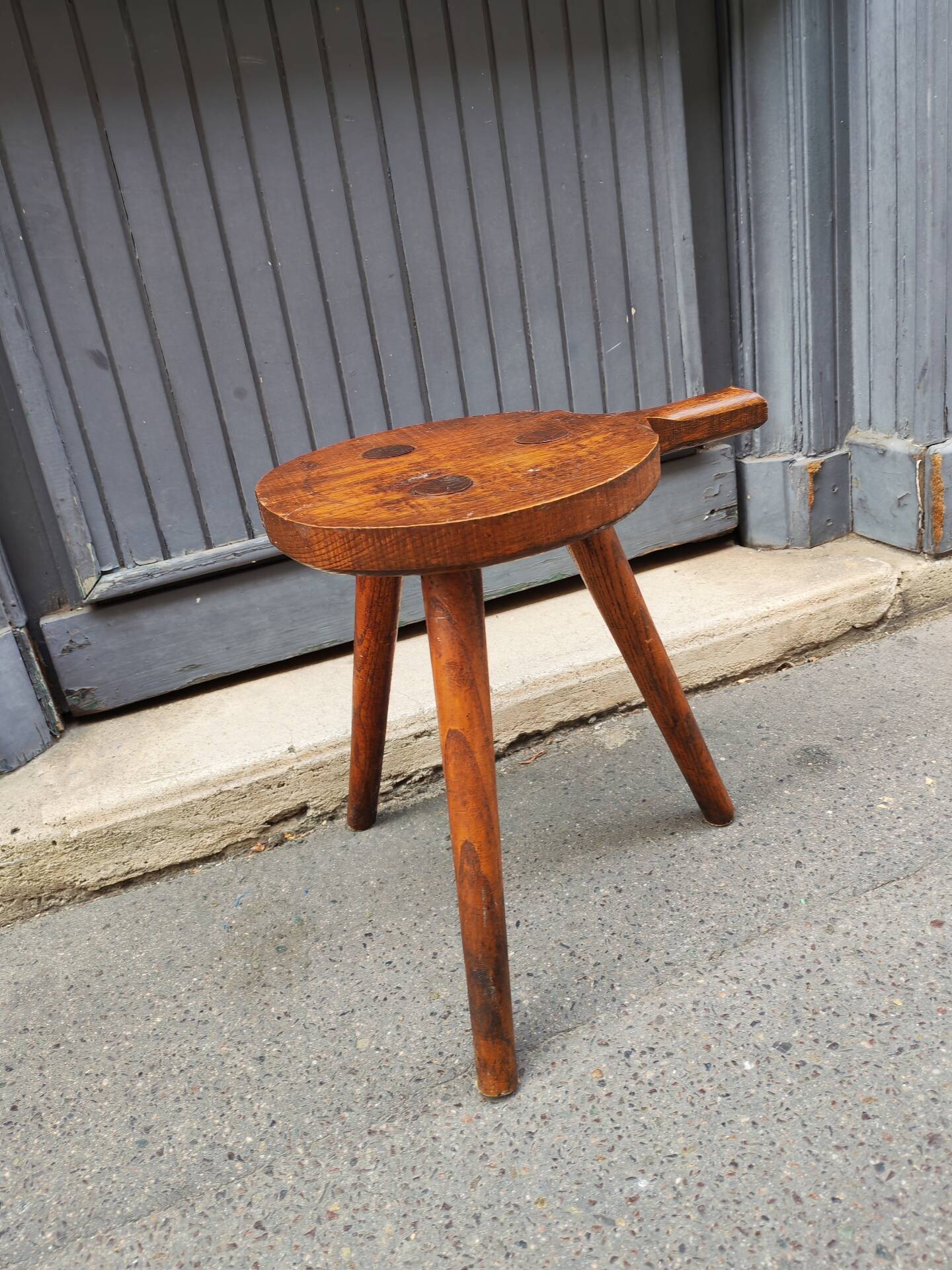 Tabouret tripode ancien  en chêne massif art populaire 