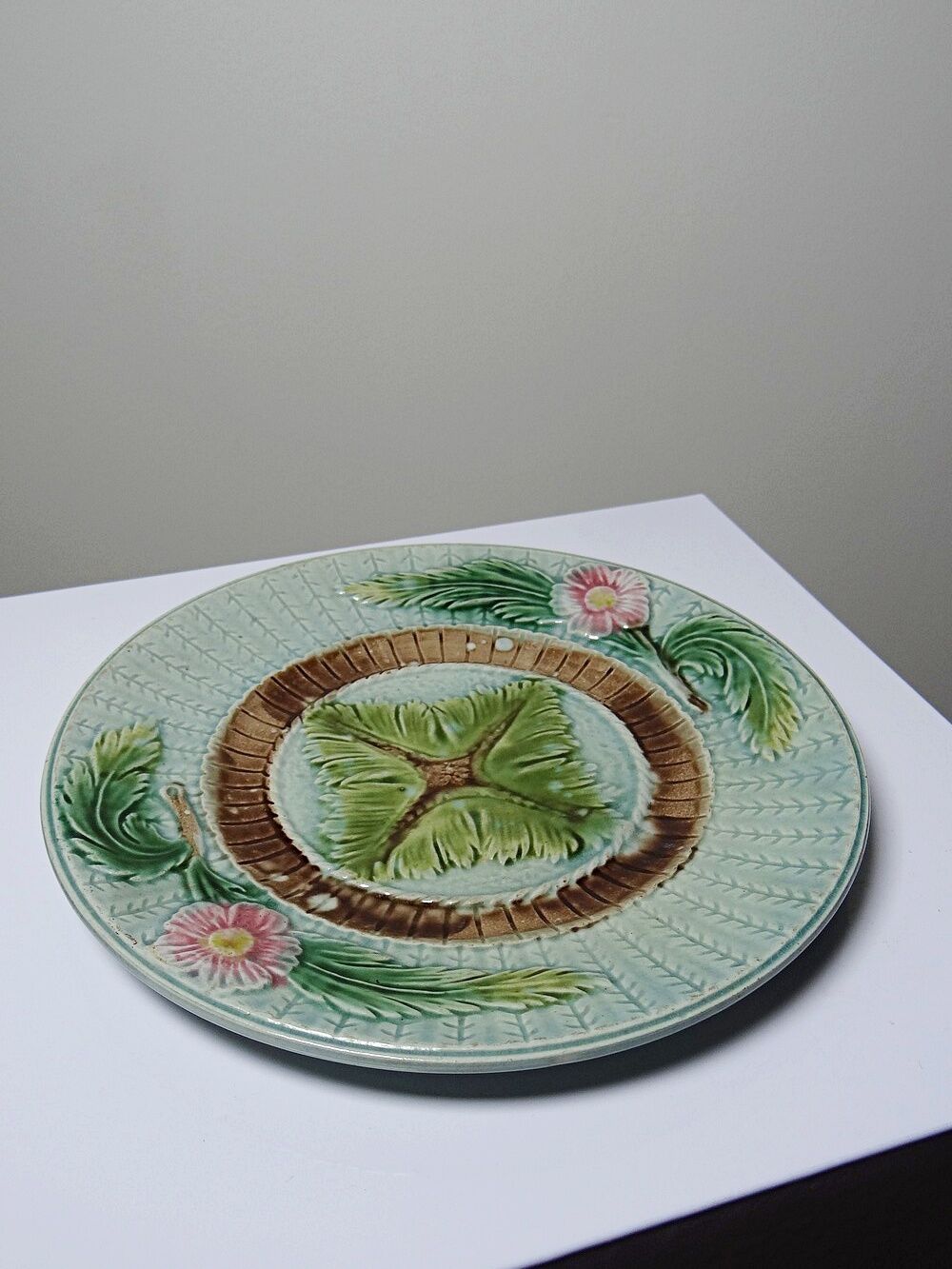 Polychrome slipware dessert plate, with a floral decoration, early 20th century.