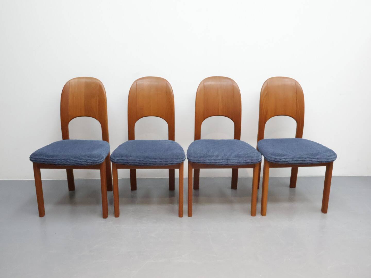Vintage eetkamerstoelen Holstebro Denmark Teakhout nieuwe stoffering blauw