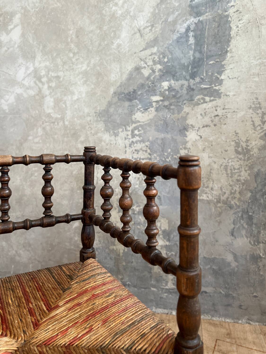 Chaise d’angle en bois et paille