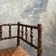 Chaise d’angle en bois et paille
