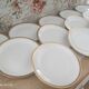 Lot de 12 assiettes plates en porcelaine blanche Euro Porcelaine frise dorée
