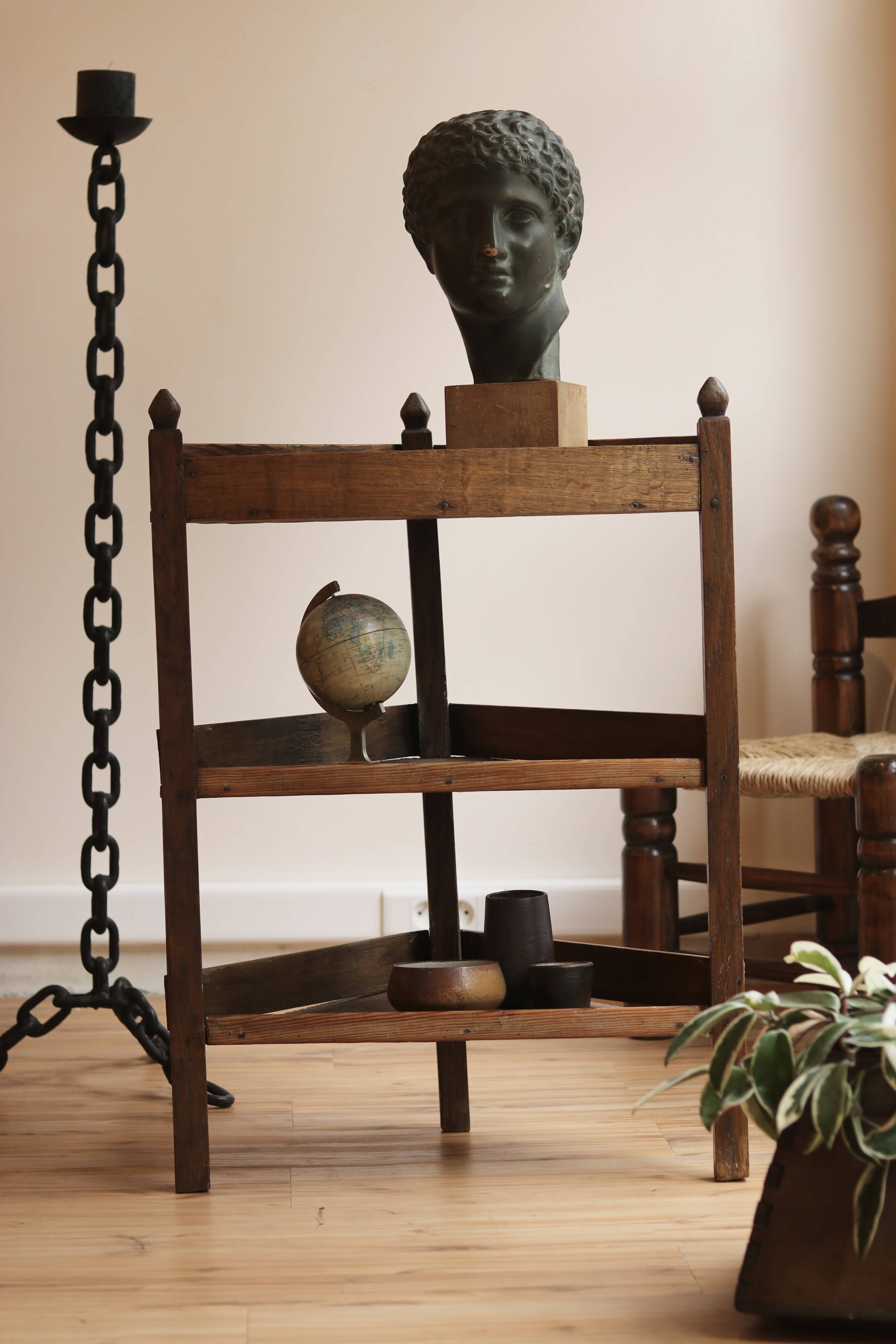 Small corner cabinet in oak, popular Burgundy work from the 19th century.