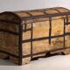 Coffre ancien ferré en bois de pin – Europe centrale, vers 1870
